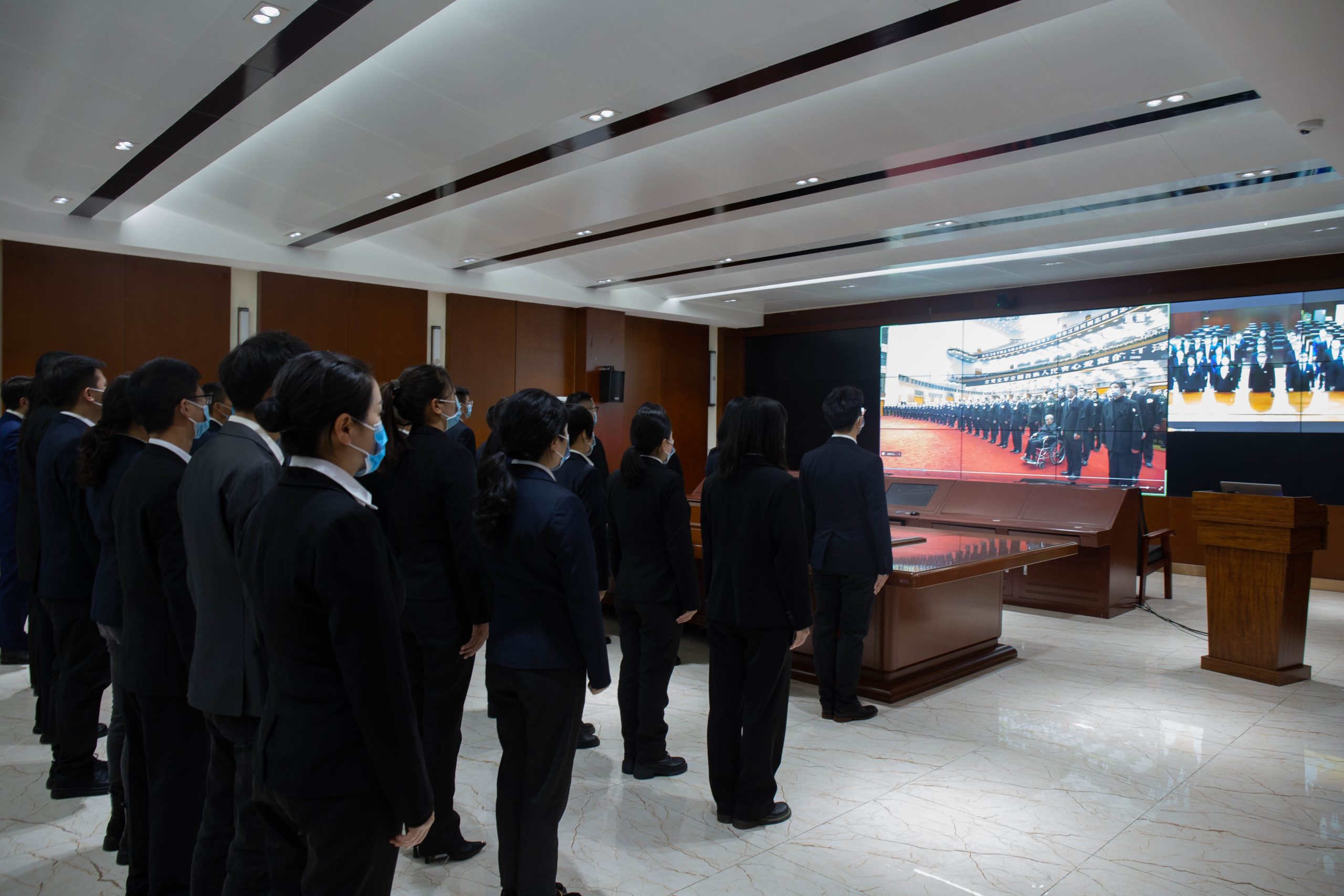 组织党员干部职工观看江泽民同志追悼大会
